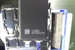На снимке аккумулятора смартфона Apple iPhone 7 видна его емкость