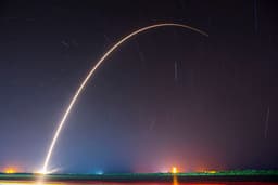 SpaceX удалось во второй раз успешно посадить ракету-носитель Falcon 9 на плавучую платформу