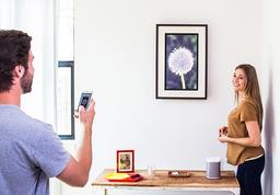 LG Acanvas — 23-дюймовая фоторамка стоимостью $500 с очень необычной и неудобной системой зарядки