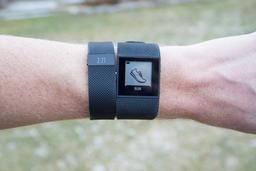 Против Fitbit подан коллективный иск. Компания обвиняется в том, что её трекеры активности некорректно измеряют ЧСС