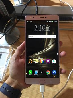 Картинки с выставки: смартфон Asus ZenFone 3 Ultra на Computex 2016