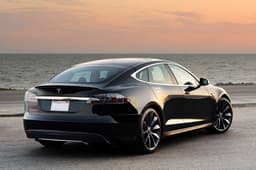 Младшая версия автомобиля Tesla Model S вскоре подорожает