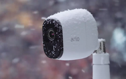 Камера наблюдения Netgear Arlo Pro способна распознавать объекты и выступать в роли сирены