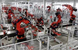На предприятиях Foxconn установлено около 40 000 роботов