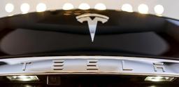 Немецких владельцев электромобилей Tesla предупредили, что Autopilot не освобождает их от управления