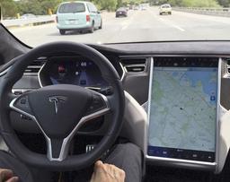 Tesla запрещает использовать автопилот водителям, выполняющим заказы Uber или Lyft