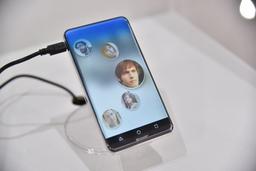 Sharp Corner R — необычный «безрамочный» смартфон, у которого практически всю фронтальную панель занимает дисплей