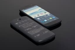 Apple настолько понравился смартфон YotaPhone 2, что она заказала у E Ink Holdings пробную партию электрофоретических дисплеев