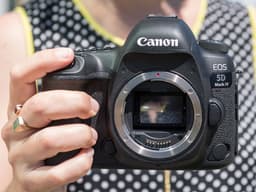 Камера Canon EOS 5D Mark IV сложнее в разборке, чем ее предшественница