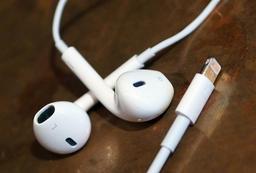 Некоторые владельцы iPhone 7 сообщают о некорректной работе проводной гарнитуры EarPods с разъемом Lightning