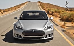 Tesla ощутимо снизила цену автомобиля Model S 75 и добавила ему опций
