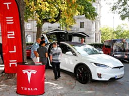 Tesla отзывает 53000 электромобилей из-за проблемы с тормозами