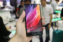 Смартфон Leagoo T-MIX похож на Xiaomi Mi Mix только внешне