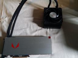 Видеокарта Radeon Vega 64 Liquid Cooled Edition оснащена ЖСО Cooler Master, благодаря которой температура GPU составляет 53 градуса