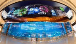 В торговом центре Dubai Mall установлен самый большой в мире экран OLED размерами 50 х 14 метров