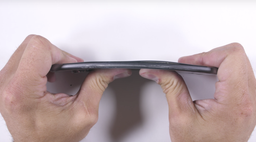 Дисплей смартфона Moto Z2 Force действительно царапается ногтем, но зато прочность корпуса высока