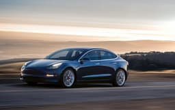 Tesla более чем вдвое нарастила выручку, на 53% увеличила продажи авто, но всё равно остаётся убыточной