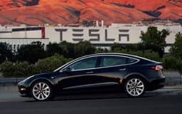 Tesla попробует привлечь еще 1,5 млрд долларов на выпуск электромобилей Model 3 с помощью мусорных облигаций