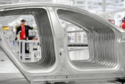 Сотрудники Tesla утверждают, что 90% сходящих с конвейера машин компании затем проходят процедуру ремонта и доводки из-за дефектов