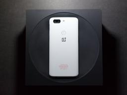 Первые 37 покупателей смартфонов OnePlus 5T Star Wars Limited Edition получат очень необычный подарок