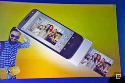Lenovo показала множество различных модулей для смартфонов Moto Z. Один из них позволяет установить четыре дополнительных карты SIM