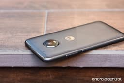 Смартфоны Moto G5 и G5 Plus получили металлические корпуса, съёмные аккумуляторы и новые камеры