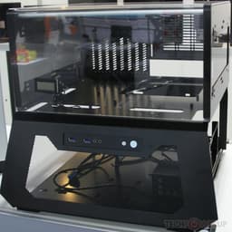 Открытый двухъярусный корпус Lian-Li PC-T70 может превращаться в закрытый