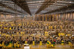 За полтора года Amazon создаст более 100 000 новых рабочих мест