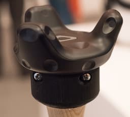 HTC Vive Tracker перенесёт движения любого предмета в виртуальную реальность