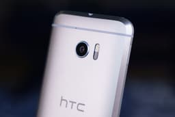 Смартфон HTC 10 взорвался, травмировав глаз и руку его владелицы