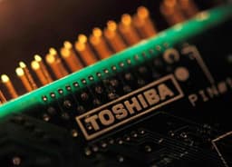 На руководство Toshiba давят, чтобы оно рассмотрело альтернативы продаже полупроводникового производства выбранному кандидату