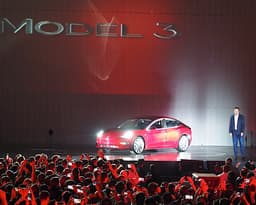 Первые электромобили Tesla Model 3 переданы заказчикам
