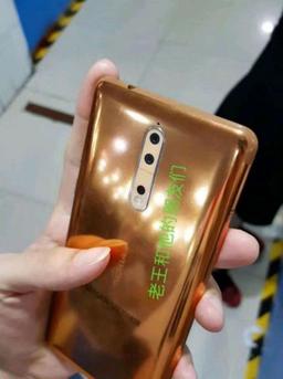 Появились «живые» снимки золотистого варианта Nokia 8