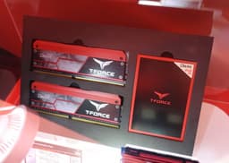 Team Group включает в набор T-Force Dark модули памяти и SSD