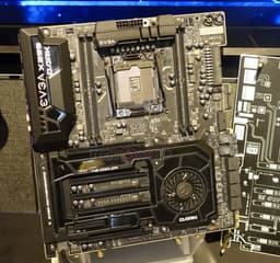 Системная плата EVGA X299 Dark оснащена четырьмя разъемами питания
