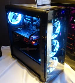 Передняя панель компьютерного корпуса Xigmatek Refract S1 сделана прозрачной
