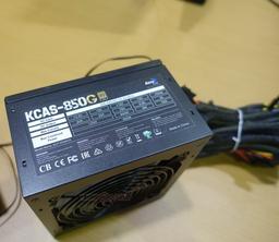 Блок питания Aerocool KCAS-GM получил комбинированную кабельную систему