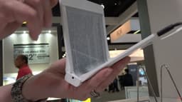 E Ink продемонстрировала гибкие электрофоретические экраны и платье из панелей Prism