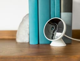 Домашняя камера видеонаблюдения Logitech Circle 2 подходит для установки в помещениях и на улице