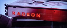 Более качественные фото видеокарты Radeon RX Vega указывают на то, что её система охлаждения может быть окрашена в серебристый цвет