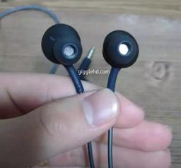 Появились фотографии наушников AKG, которые будут идти в комплекте со смартфонами Samsung Galaxy S8