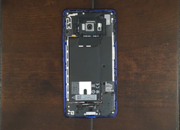 Несмотря на конструкцию, смартфон HTC U Ultra разбирается гораздо легче предыдущих флагманов компании