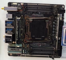 Плата ASRock X299E-ITX/ac выполнена в типоразмере mini-ITX, что не помешало наделить ее четырьмя слотами для модулей памяти