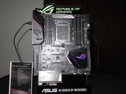 На плате Asus ROG X399 Zenith Extreme есть восемь слотов DIMM и один слот DIMM.2