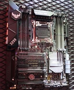 Материнская плата Asus TUF X299 Mark 2 оснащена двумя слотами M.2, один из которых расположен перпендикулярно текстолиту