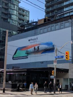 Рекламные щиты iPhone X, которые появились по всему миру, подтверждают, что смартфон должен выйти 3 ноября
