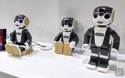 Робот-смартфон Sharp RoBoHoN стал дешевле, но он по-прежнему слишком дорог