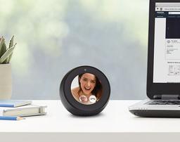 Умный будильник Amazon Echo Spot оснащён экраном, камерой и оценивается в 130 долларов