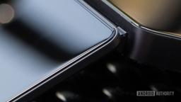 Фото дня: складной смартфон ZTE Axon M