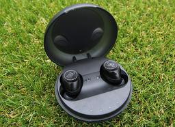 Полностью беспроводные наушники JBL Free могут проработать автономно около четырёх часов